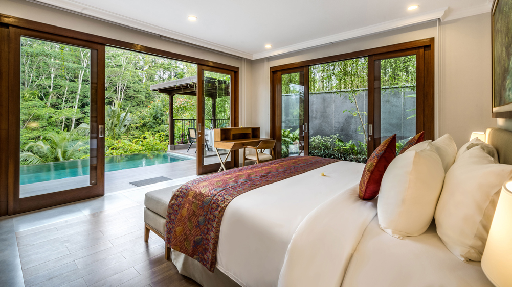 Pala Ubud - Villa Catur - Restful master bedroom by the pool deck